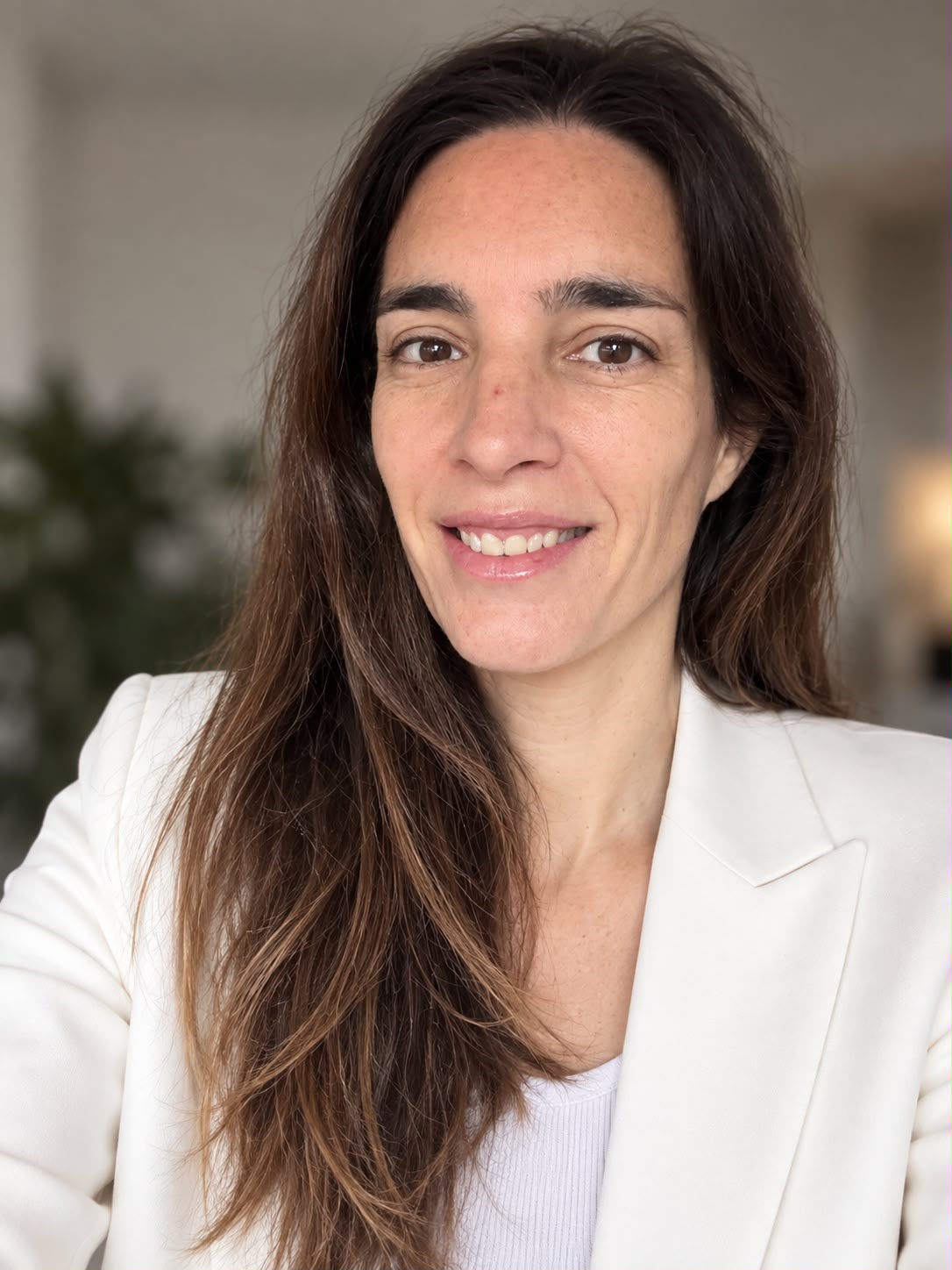 Mery Vidal Bazterrica, sonriendo y mirando a cámara